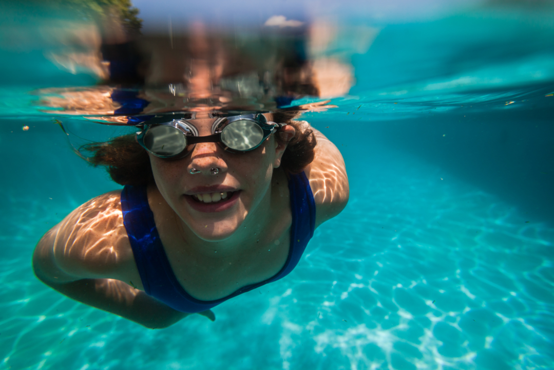 How to swim in the sea without goggles?